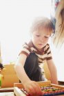 Junge spielt mit Abakus im Haus — Stockfoto