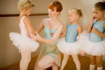 Ballettlehrerin mit Schülern — Stockfoto