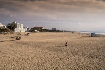 Pneus sur plage de sable fin — Photo de stock