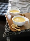 Чашки супа с хлебными палочками — стоковое фото