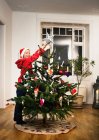 Sorrindo menino decorando árvore de Natal — Fotografia de Stock