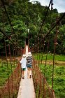 Deux enfants marchant sur un pont de corde — Photo de stock