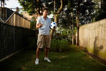 Hombre sosteniendo el fútbol - foto de stock