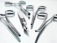 Chirurgische Werkzeuge auf Weiß — Stockfoto