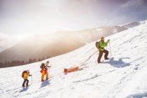Лыжники идут в гору — стоковое фото
