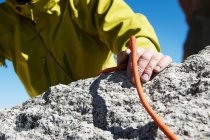 Alpinista segurando corda — Fotografia de Stock