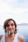 Junger Mann raucht Zigarette — Stockfoto
