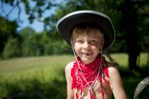 Menino vestindo chapéu de cowboy e bandana — Fotografia de Stock