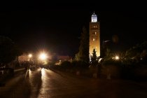 Torre dell'orologio urbano illuminata di notte — Foto stock