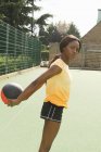 Жінка грати в баскетбол — стокове фото