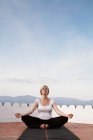 Femme faisant du yoga à l'extérieur — Photo de stock