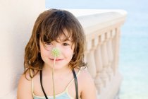 Um retrato de uma menina com caule de planta — Fotografia de Stock