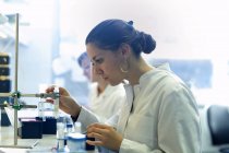 Tecniche di laboratorio di biologia femminile al lavoro — Foto stock
