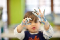 Enfant jouant avec l'aquarelle en classe — Photo de stock