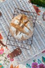 Буханка хлеба на подносе — стоковое фото