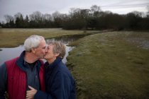 Rentnerpaar küsst sich im Freien — Stockfoto