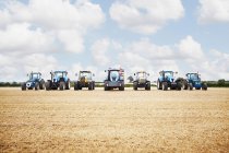 Traktoren ernten Getreide — Stockfoto