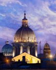 Спостереження за Орнаментальним куполом, освітленим вночі — стокове фото
