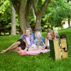 Familia haciendo picnic juntos - foto de stock