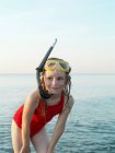 Menina usando snorkel e máscara na água — Fotografia de Stock