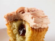 Cupcake rempli mordu sur blanc — Photo de stock