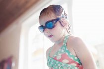 Fille portant des lunettes de piscine — Photo de stock