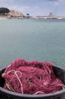 Redes de pesca rojas en la cuenca - foto de stock