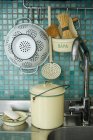 Vista de olla y colador en fregadero de cocina - foto de stock