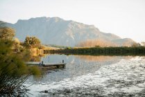 Дерев'яний пірс на ще сільському озері — стокове фото