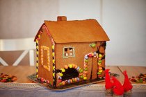 Decorated gingerbread house on tray — Stock Photo