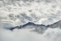 Malerischer Blick auf die Berge in Wolken, Gämsen, Italien — Stockfoto