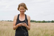 Жінка бігун слухає музику — стокове фото