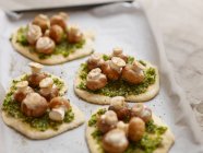 Pâtisseries pesto champignons — Photo de stock