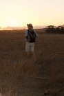 Man on safari, Stellenbosch, África do Sul — Fotografia de Stock