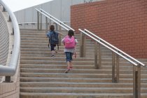 Дети поднимаются по лестнице на открытом воздухе — стоковое фото