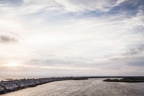 Nuages au-dessus du littoral rocheux — Photo de stock