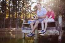 Père pêche avec fils dans le lac — Photo de stock