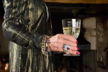Main féminine avec un verre de vin — Photo de stock