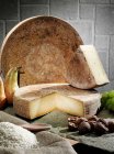 Сыр с фруктами и зерном на столе — стоковое фото