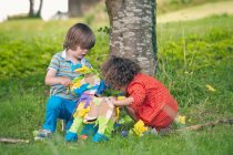 Crianças abrindo pinata na festa — Fotografia de Stock