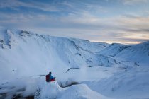 Escursionista che riposa sopra la sorgente calda glaciale — Foto stock