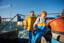 Рыбаки за работой на лодке — стоковое фото