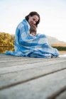 Madre e figlia avvolte in una coperta — Foto stock