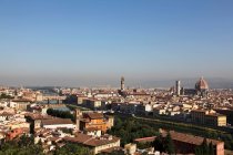 Возвышенный вид на здания Флоренции в солнечном свете — стоковое фото
