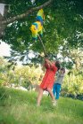Menina balançando em pinata na festa — Fotografia de Stock