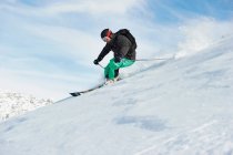 Esquiador esquiando en una pista nevada - foto de stock