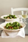 Insalata di spinaci in ciotole — Foto stock