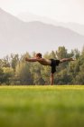 Человек, практикующий йогу в парке — стоковое фото