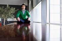 Бізнесмен медитує на столі в офісі — стокове фото