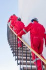 Arbeiter auf Treppen in Chemiefabrik — Stockfoto